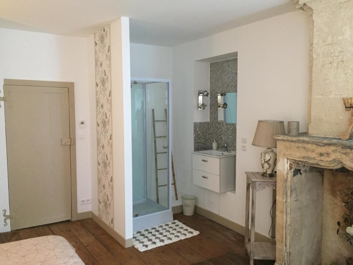 De Charme Et D'Eau Bed & Breakfast Saint-Savinien Екстериор снимка