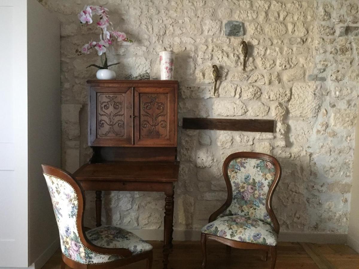 De Charme Et D'Eau Bed & Breakfast Saint-Savinien Екстериор снимка